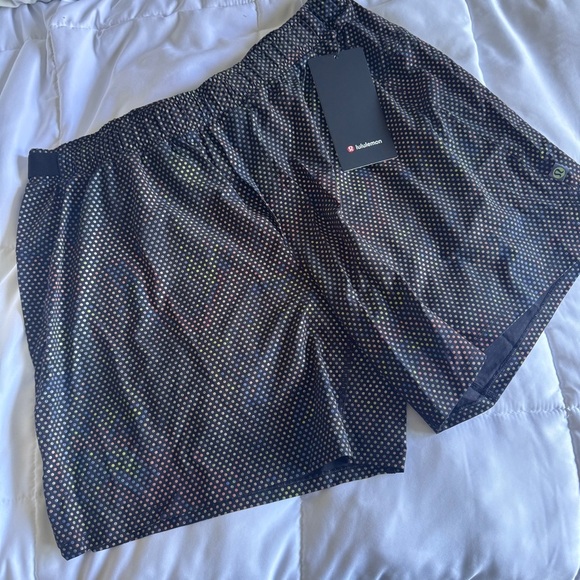 🆕🦄✨ Lululemon Surge Short 6” Anticipation Reflective Silver Multi/Psychic Lined - Picture 1 of 8